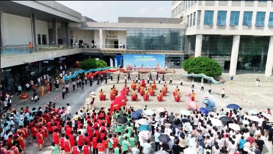 戰(zhàn)鼓擂響青春韻，龍獅舞動校慶情 —— 柳邕高級中學(xué)為柳鐵職院校慶微馬注入活力